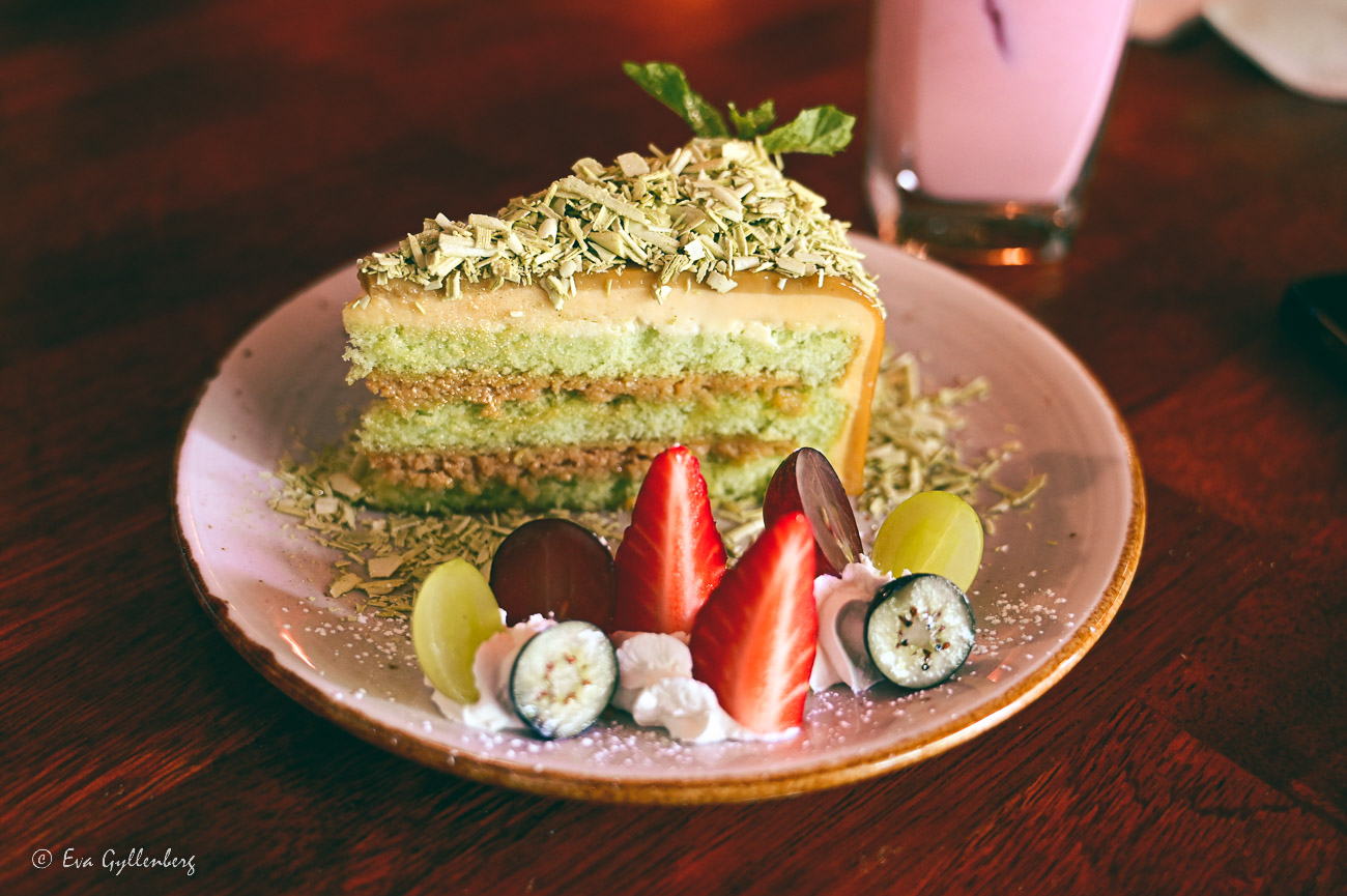 beautiful pistachio-colored cake with strawberries