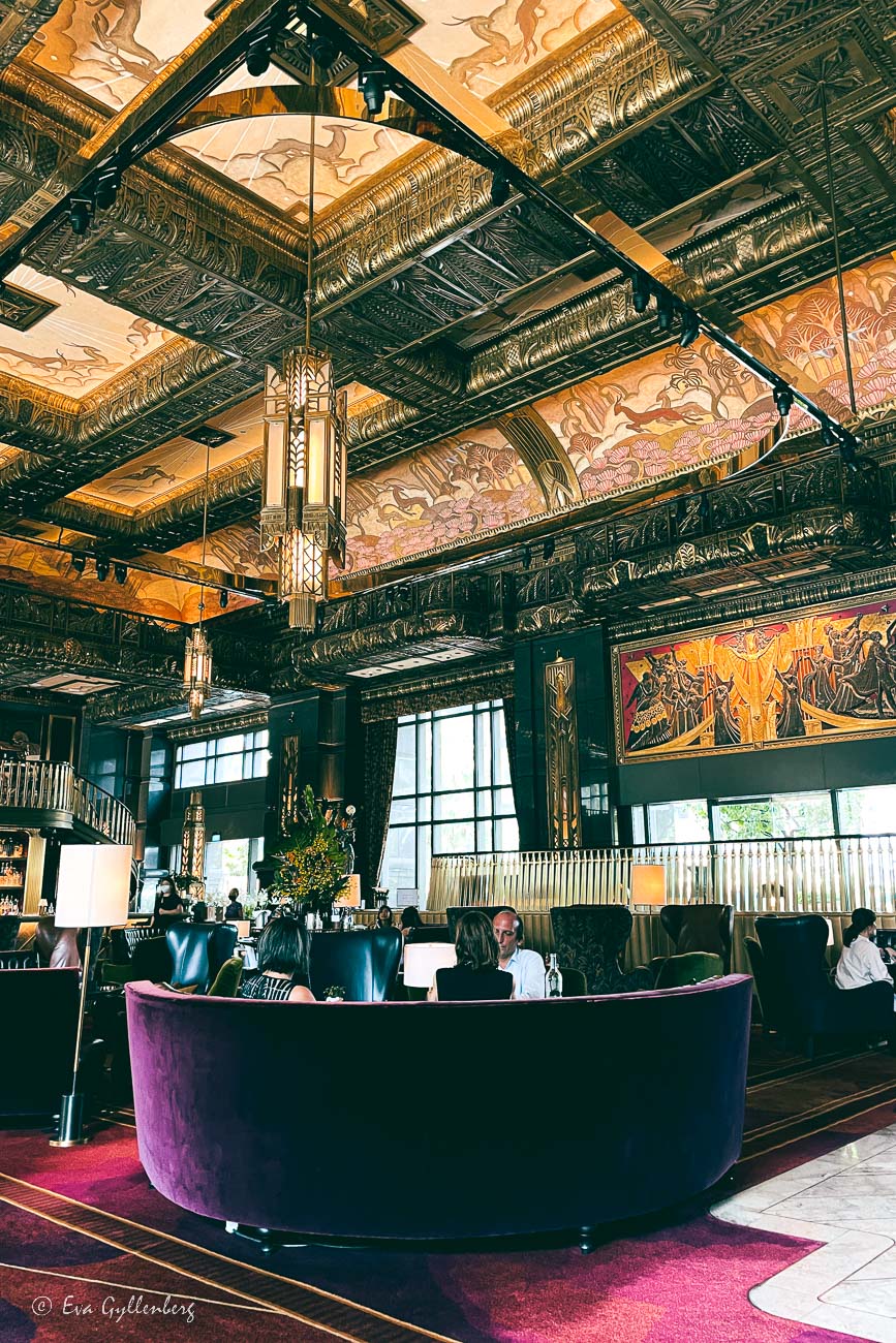 Atlas magic ceiling with violet sofas