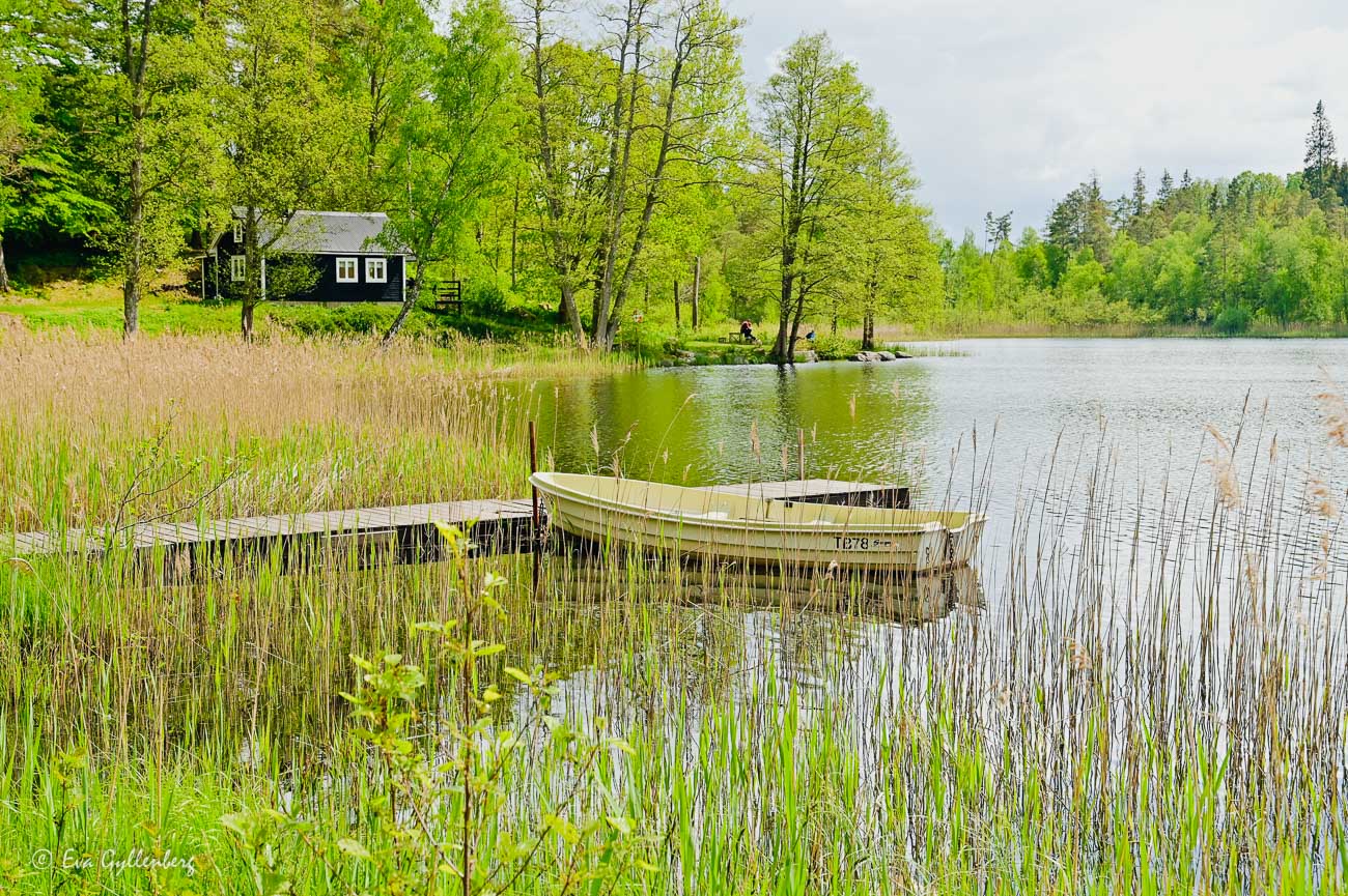 Litet hus och brygga med båt vid Lerjevallen