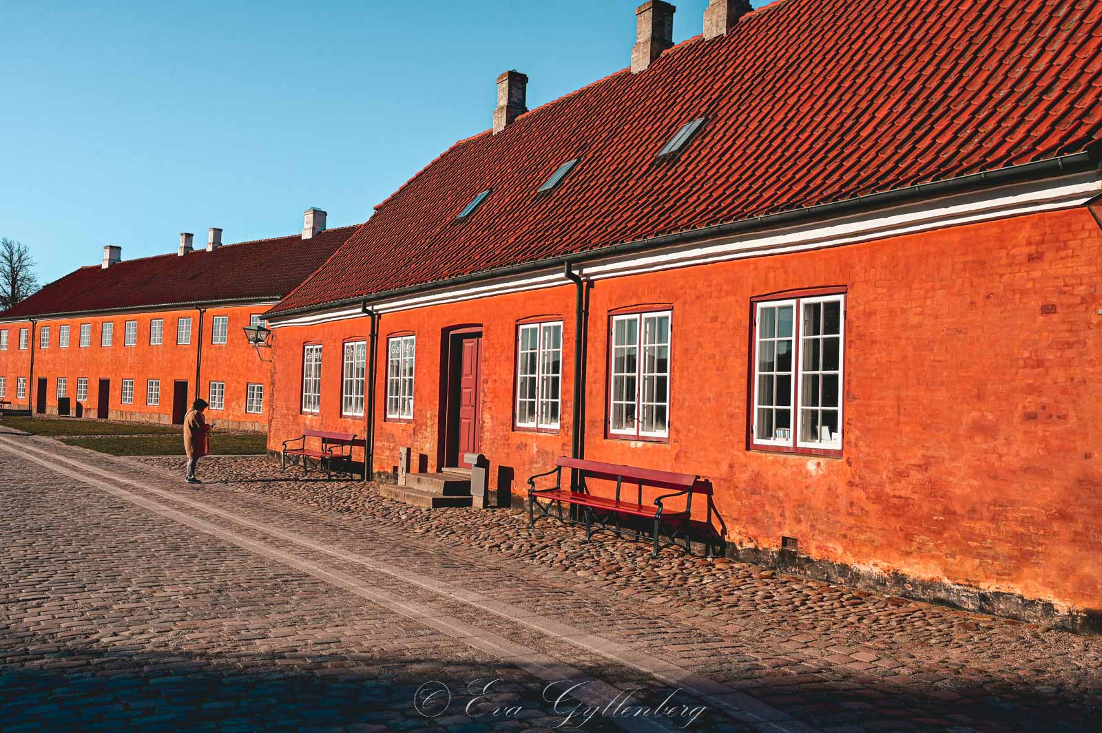 Orange hus utanför slottsmuren