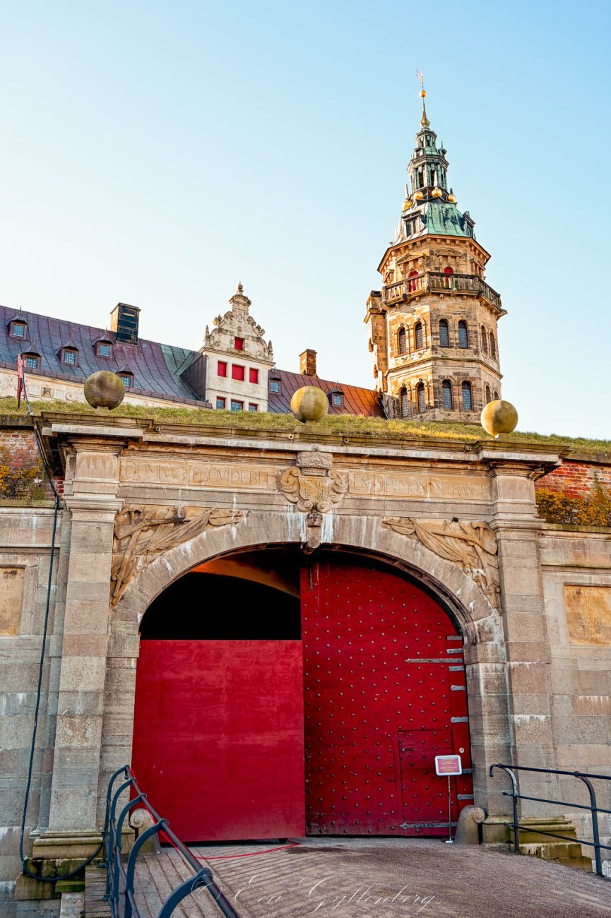 Röd port till slott