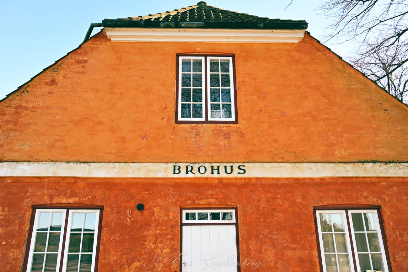 Orange gammalt brohus