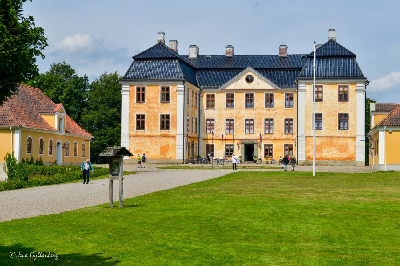 Christinehof slott med sin gula fasad och svarta tak