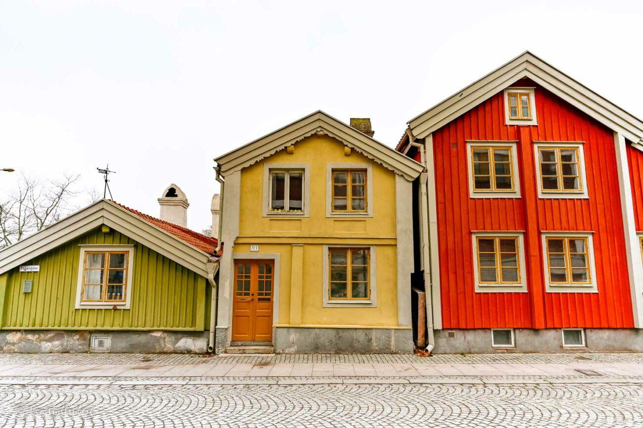 De tre husen tripp trapp trupp i grönt, gult och rött