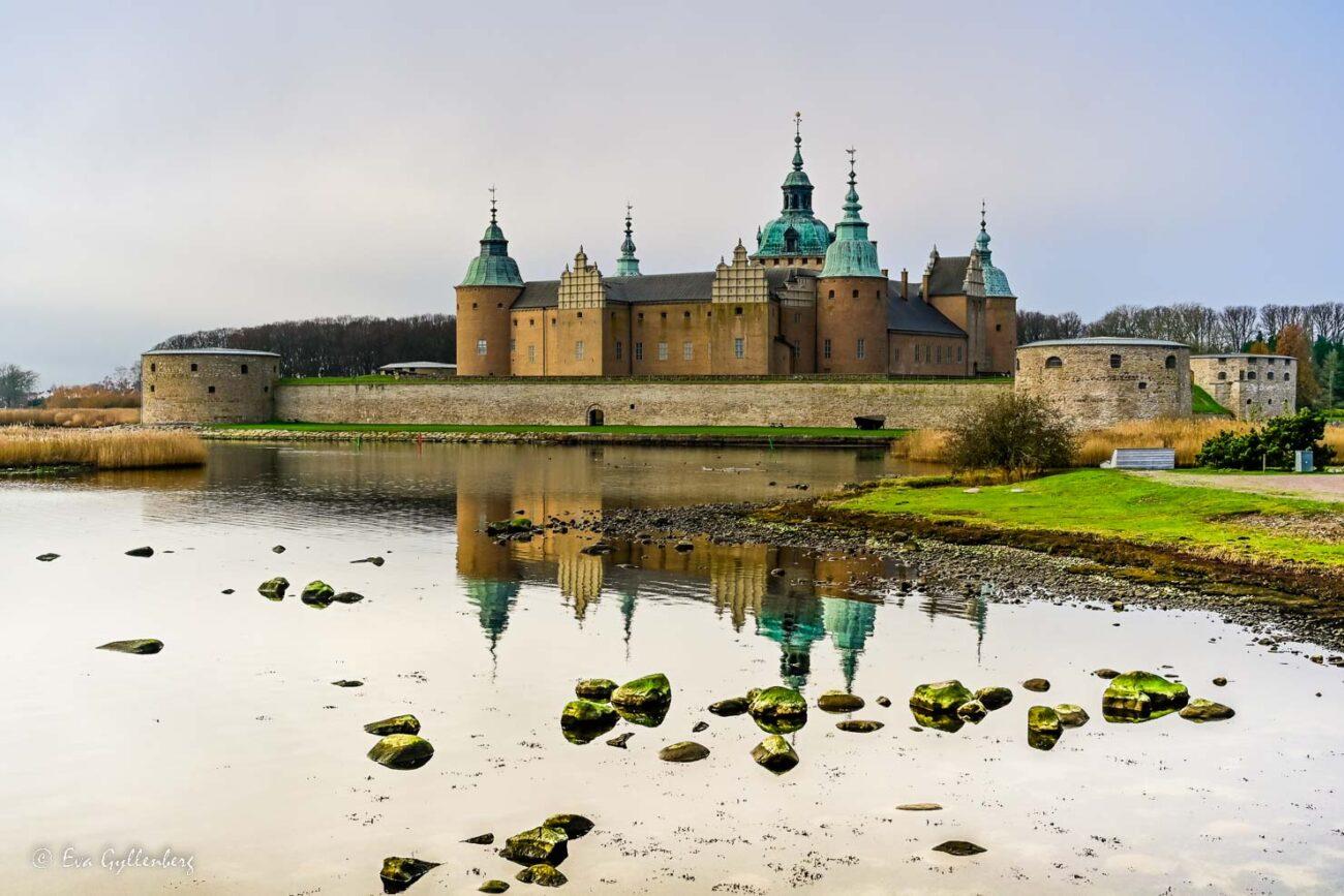 Kalmar slott från havet är imponerande med sina 5 torn