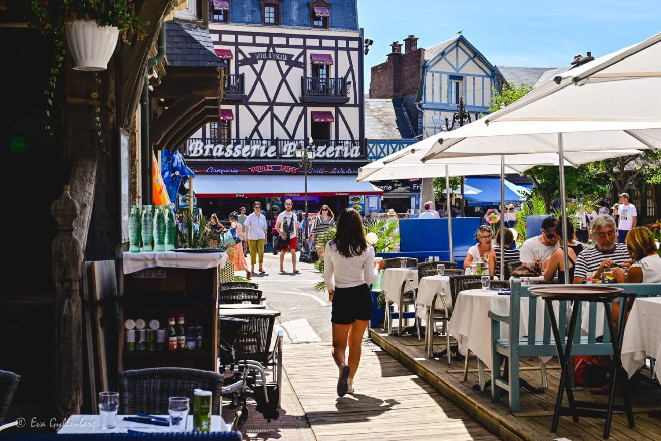 Restauranggata i Étretat