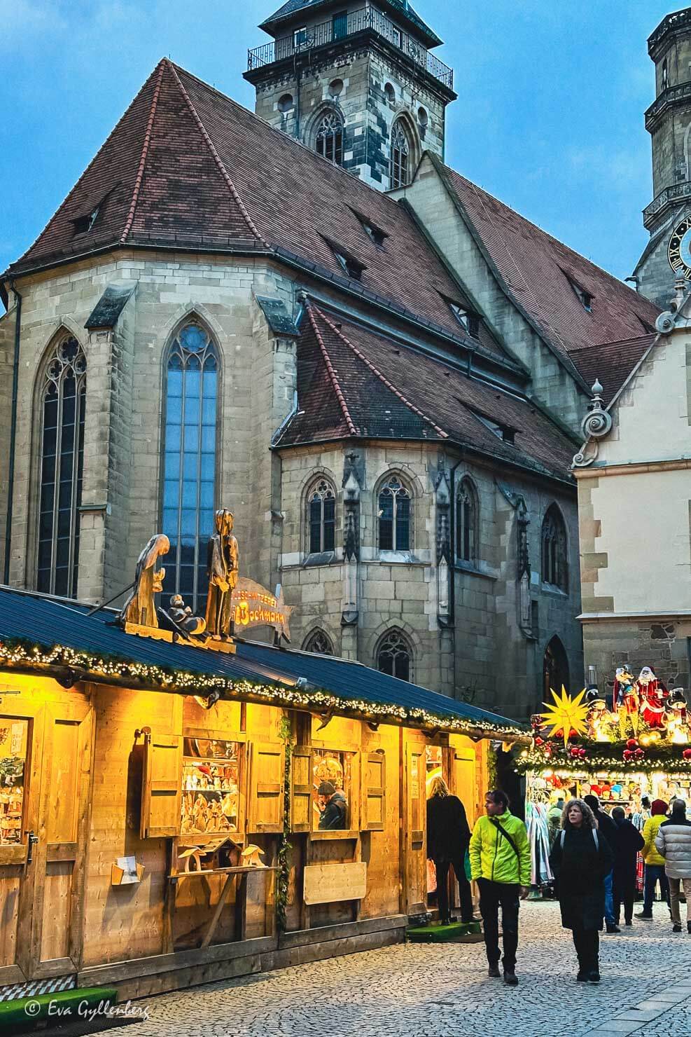 stor stenkyrka med julmarknad nedanför