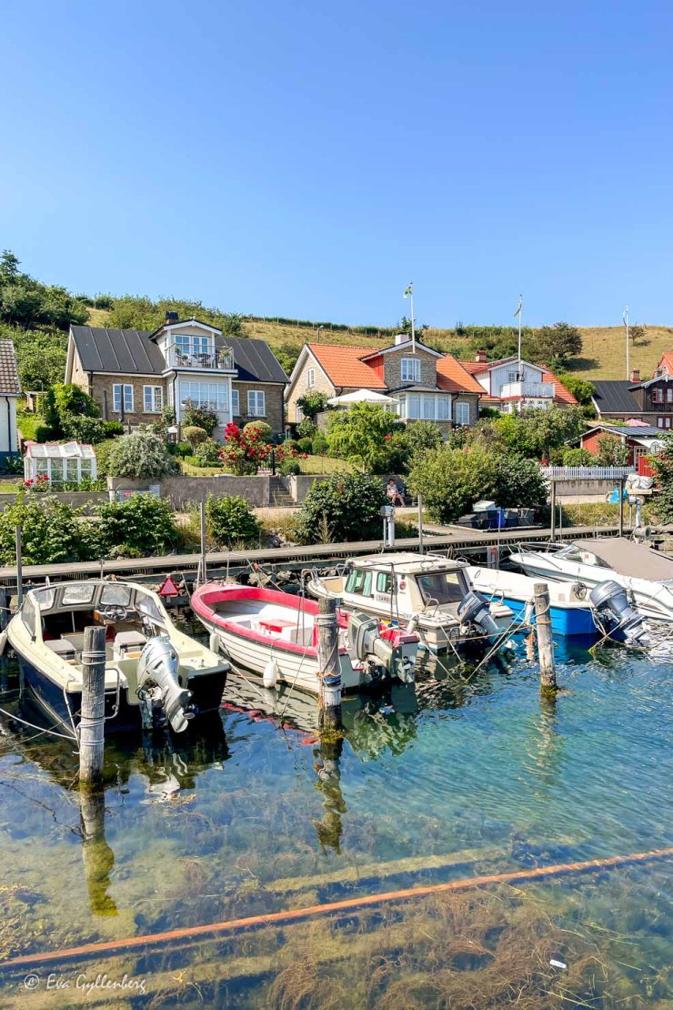 Trähus vid en hamn med småbåtar