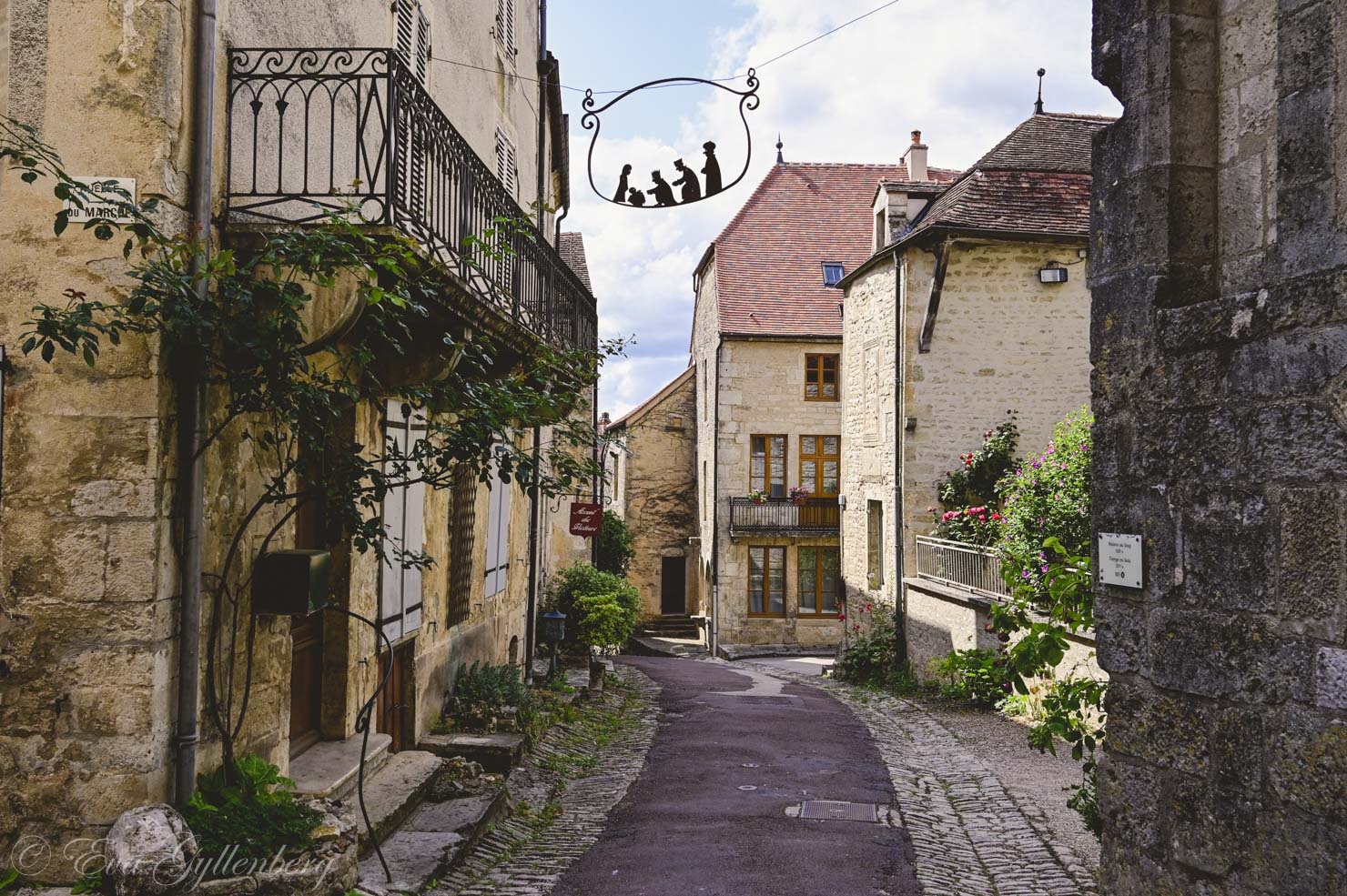 A small street in the cute town of Flavigny