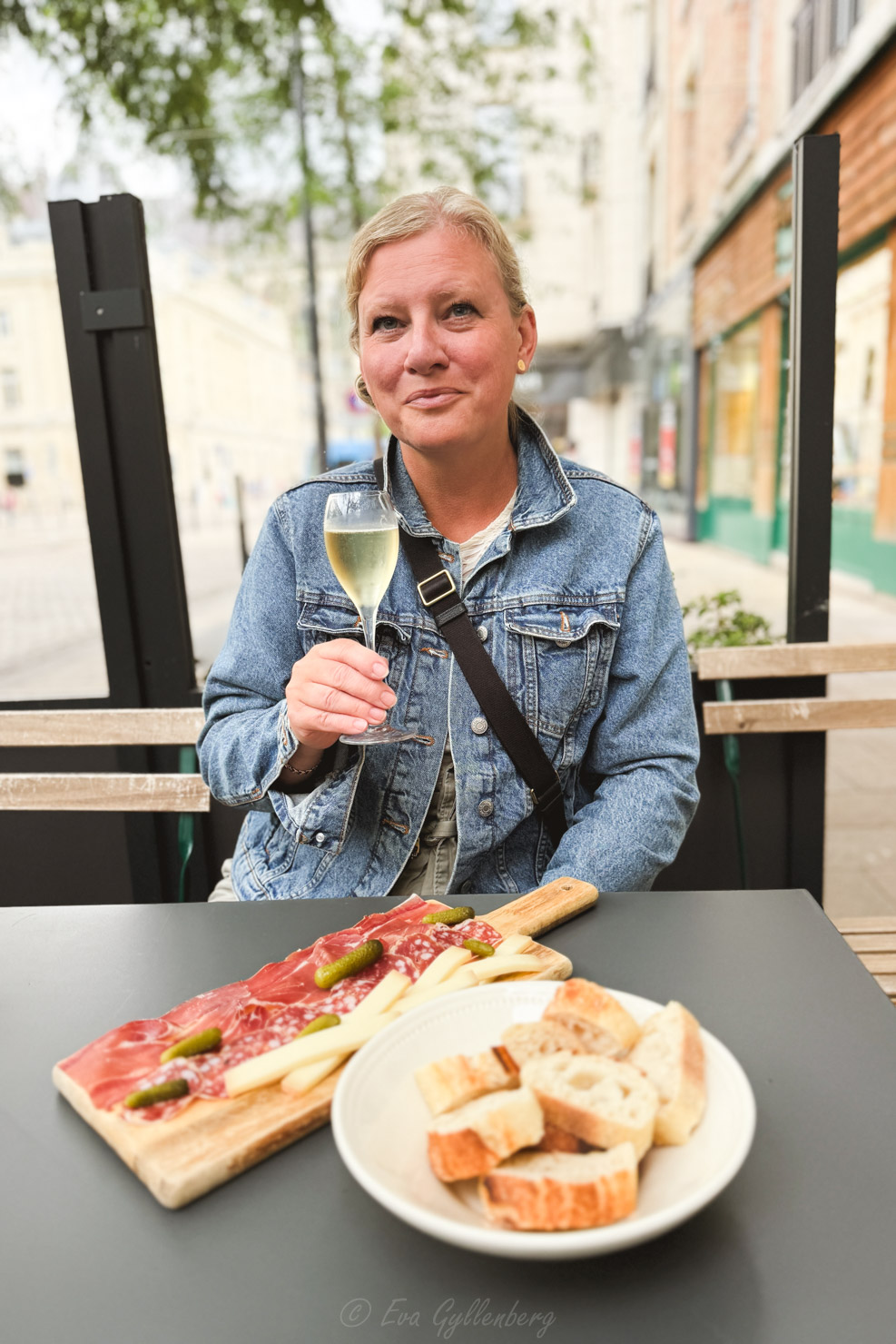 Eva provar champagne och äter snittar i Reims