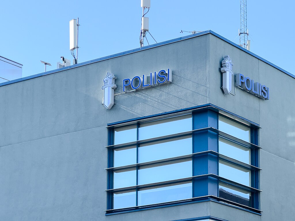 Полиция рассказала о 16 подозреваемых по делу о торговле людьми и крупных мошенничествах