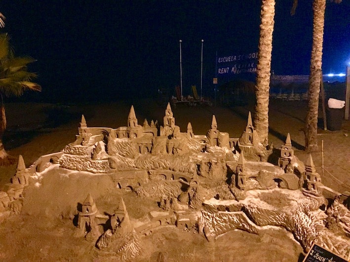 Torremolinos, sandskulpturer på strandpromenaden