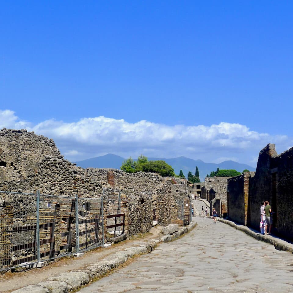 Vesuv i bakgrunnen. Tatt fra Pompeii.