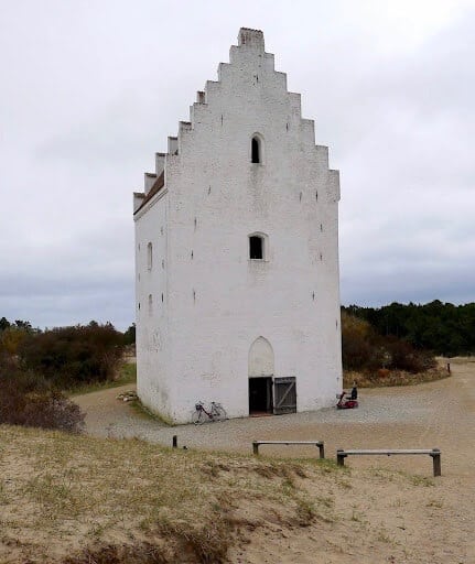 Den tilsandede kirke i nærheten av Råbjerk Mile, Danmark