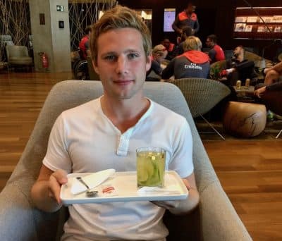 Nyter en Caipirinha i Sao Paulo Airport lounge, Brasils nasjonaldrink