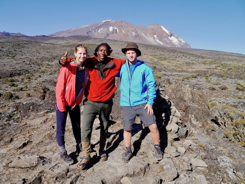 Med guiden og Kilimanjaro i bakgrunnen