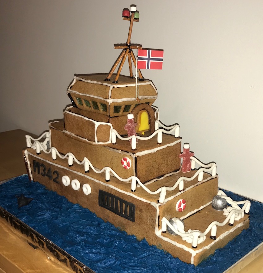 KNM Måløy. Laget av pepperkakedeig.