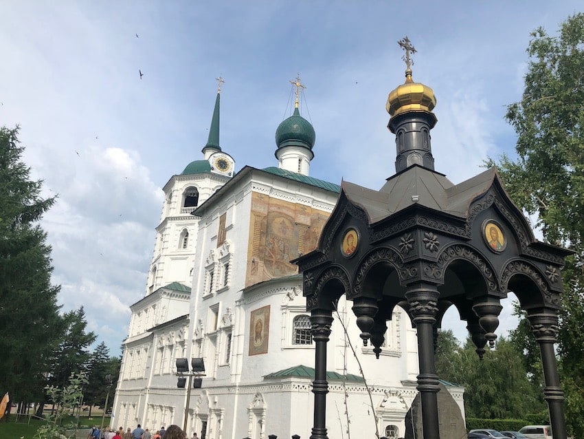 fresko outside the church