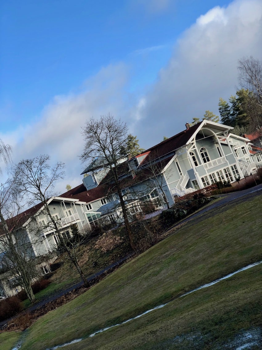 Følg grusveien på høyre side av Losby Gods til bakenden av driving rangen.