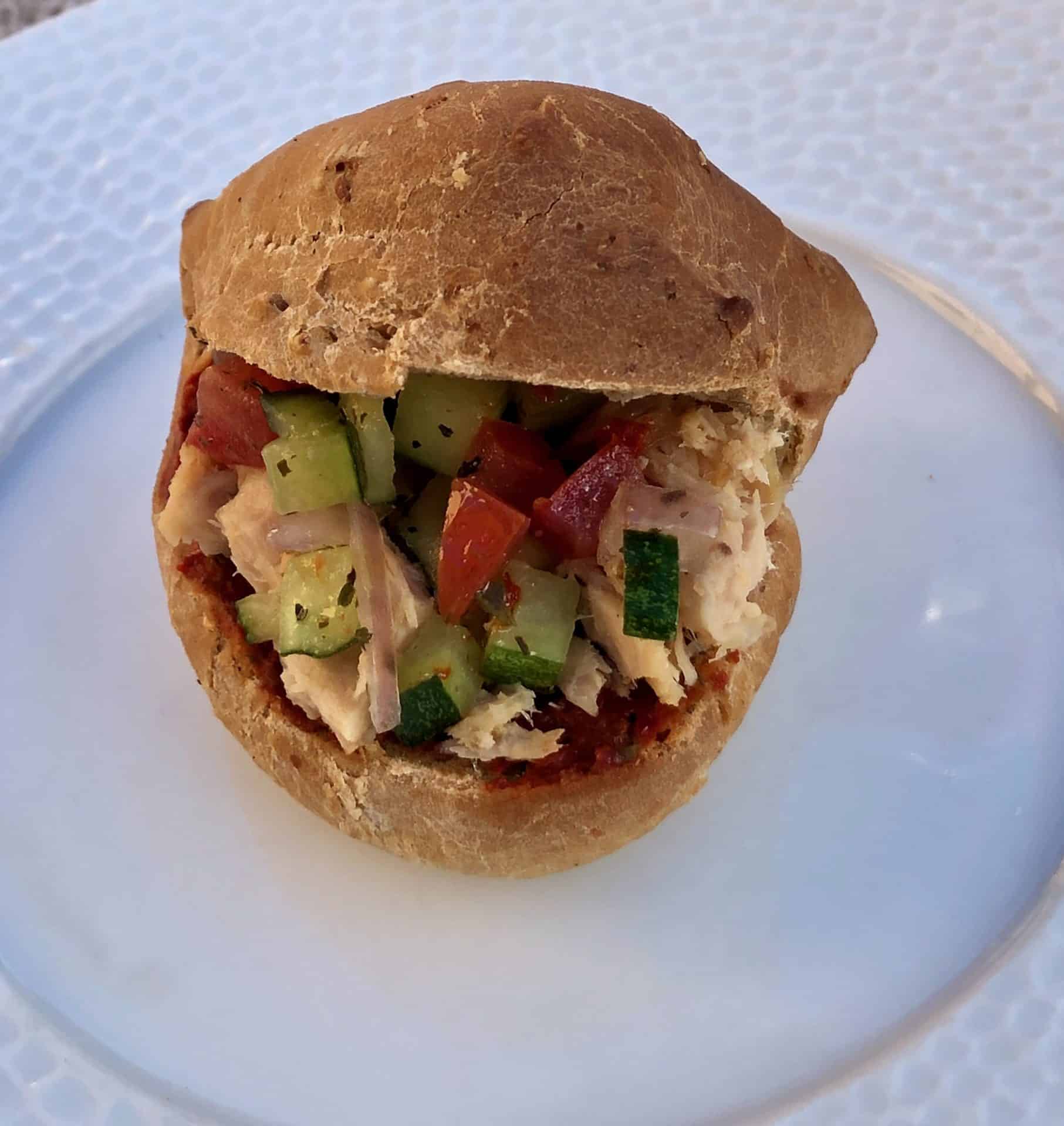 Harissa rundstykke med tunfisksalat