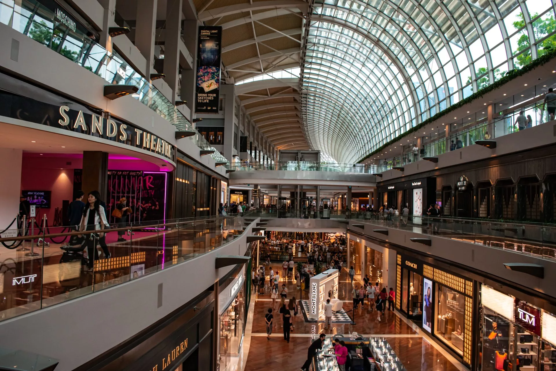 Utforsk The Shoppes at Marina Bay Sands - En verden av luksuriøs shopping.