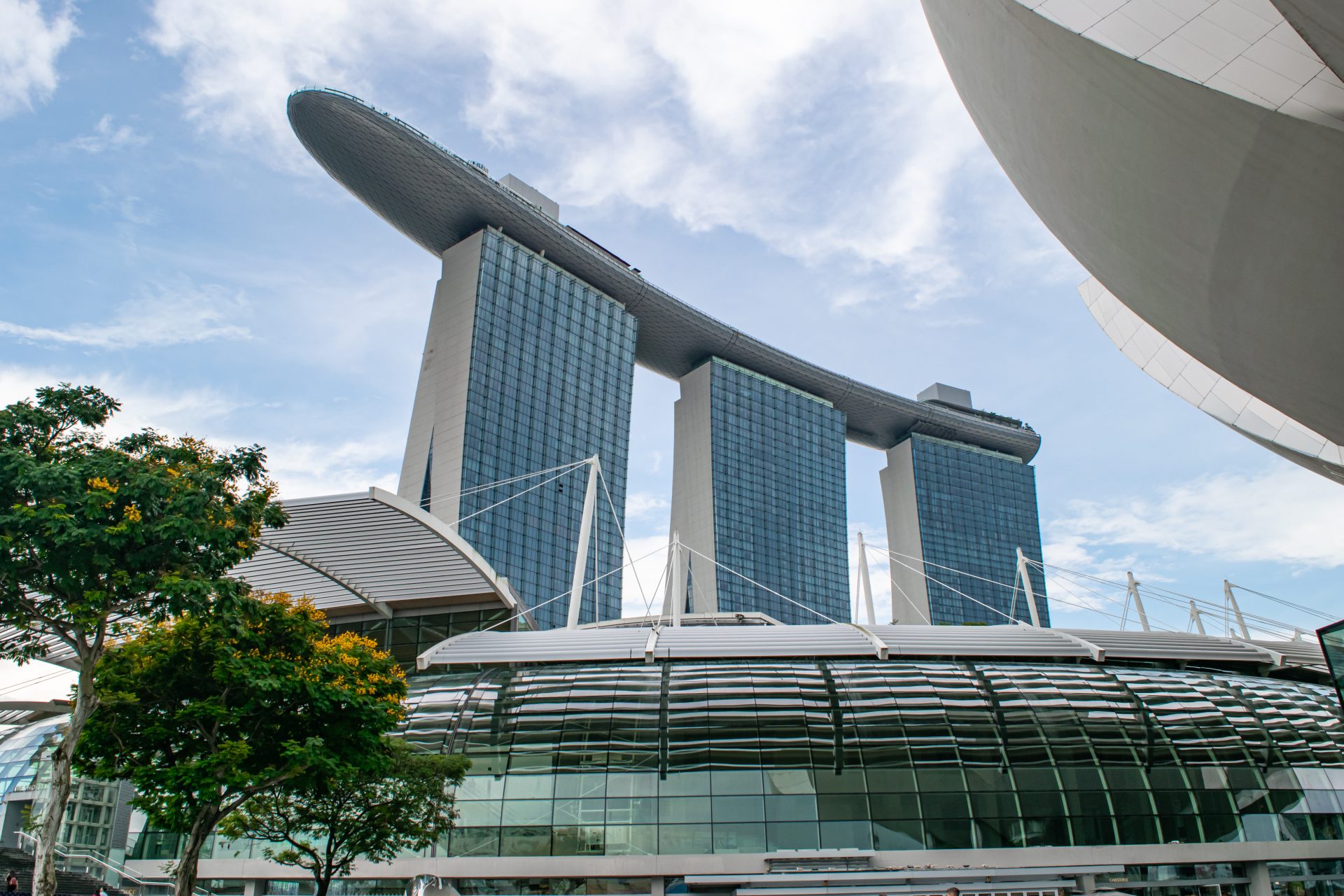 Marina Bay Sands sett fra promenaden nedenfor, med den ikoniske bygningen som strekker seg mot himmelen