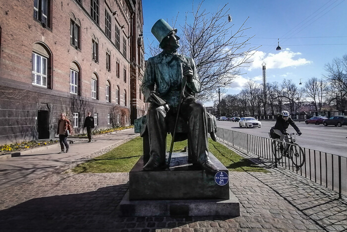 hc-andersen-statue-koebenhavn