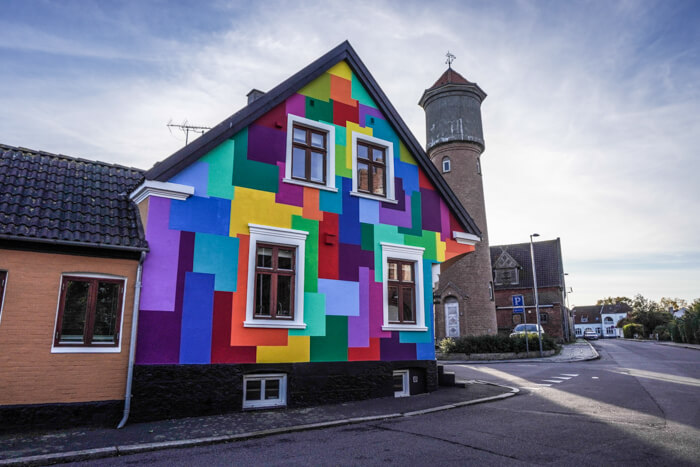 farverige-hus-aakirkeby-bornholm
