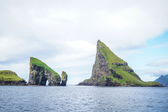 Tindhólmur-drangamir-faeroeerne