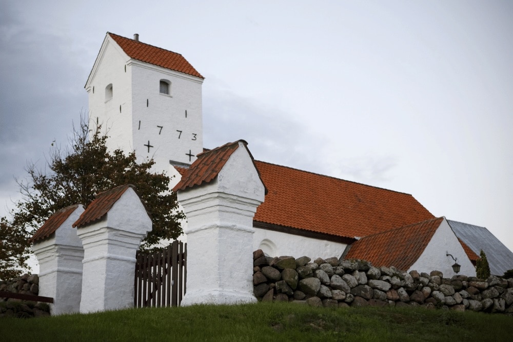 Helgenæs Kirke er en smuk og historisk kirke på Syddjurs