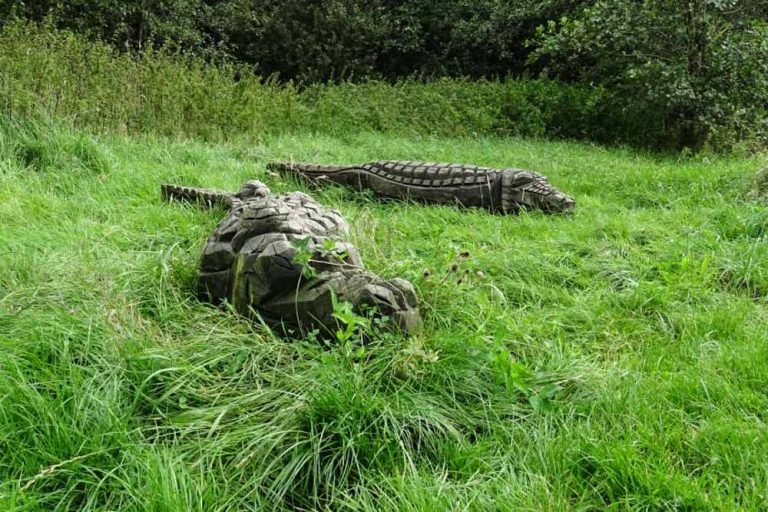 Verdensskoven i Gørding med legepladser, dyreskulpturer og smuk natur. Perfekt for familier, der ønsker eventyr og afslapning i naturen.