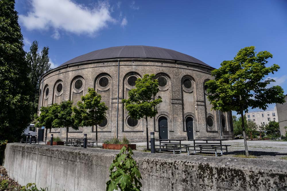 Østre Gasværk Teater på Østerbro forener industrihistorie og scenekunst i en ikonisk bygning fra 1883 med spektakulære forestillinger.