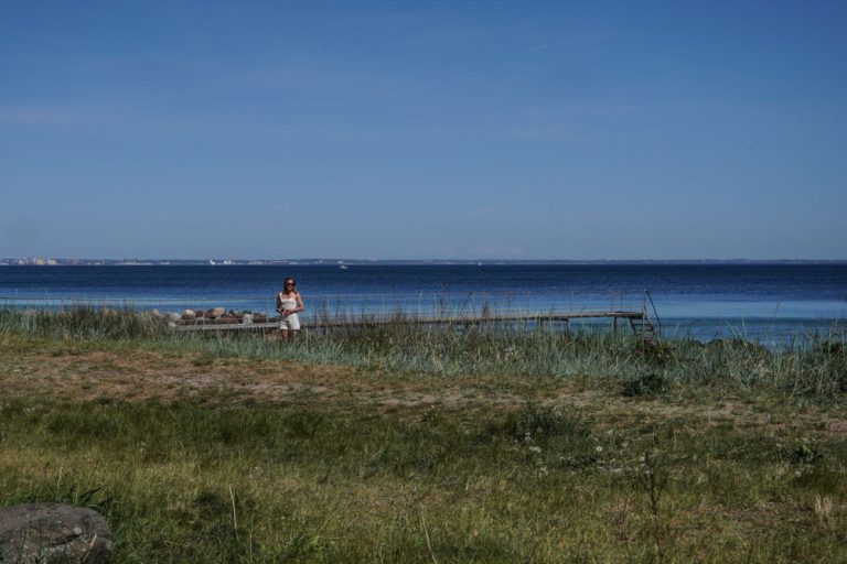 Babylone Strand i Humlebæk er lavvandet, børnevenlig og naturskønt beliggende nær skov, havn og de idylliske fiskerhuse.