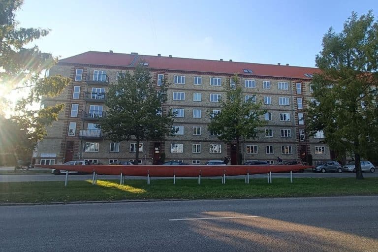 Skibet på Enghavevej er et 17-20 meter langt kunstværk af Tove Storch. Den røde betonskulptur svæver let over græsset og forbinder Bavnehøjs maritime historie med nutidens byrum i København.