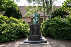 Statuen af Søren Kierkegaard i Bibliotekshaven
