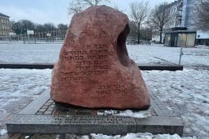 Rød mindesten på Israels Plads