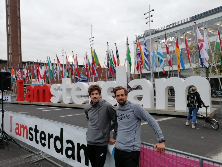 Beim Amsterdam Marathon vor dem Amsterdam Logo beim Start