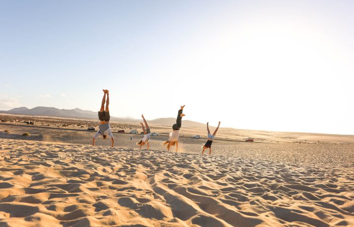 Beim Handstand in den Dünen von Corralejo, Fuerteventura