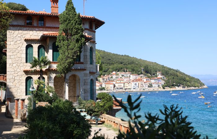 Villa im Vordergrund und im Hintergrund das Dorfzentrum von Moscenicka Draga