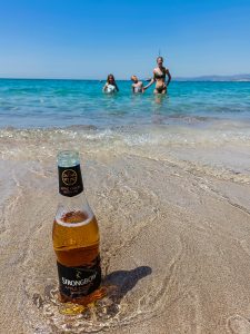 Eine Flasche Strongbow Cider am Strand von Pefkos