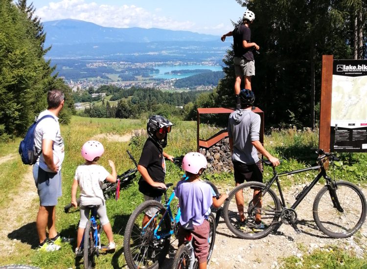 Familie mit Fahrrädern vor dem Flowgartner Trail