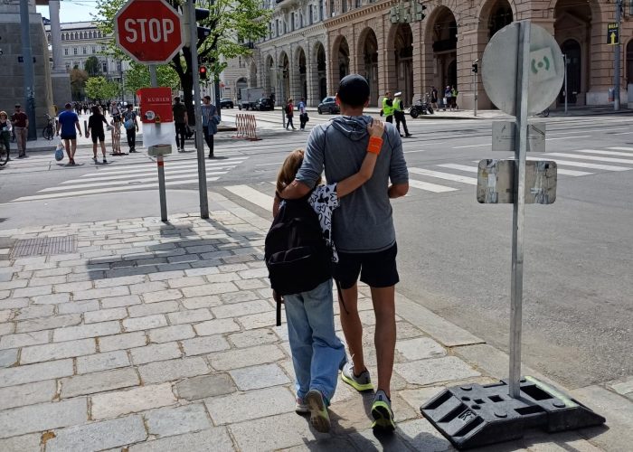 Vater und Tochter Arm in Arm beim Vienna City Marathon