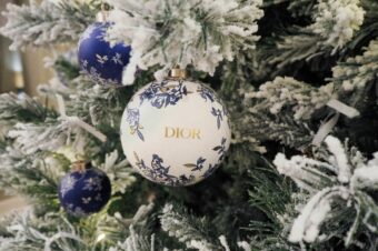 Рождественские праздники  в отеле “Астория”: ёлка Dior, изысканная кухня, сладкие подарки