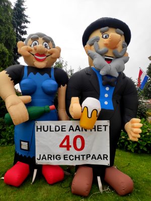 feestpoppen hulde aan het 40 jarig echtpaar oud