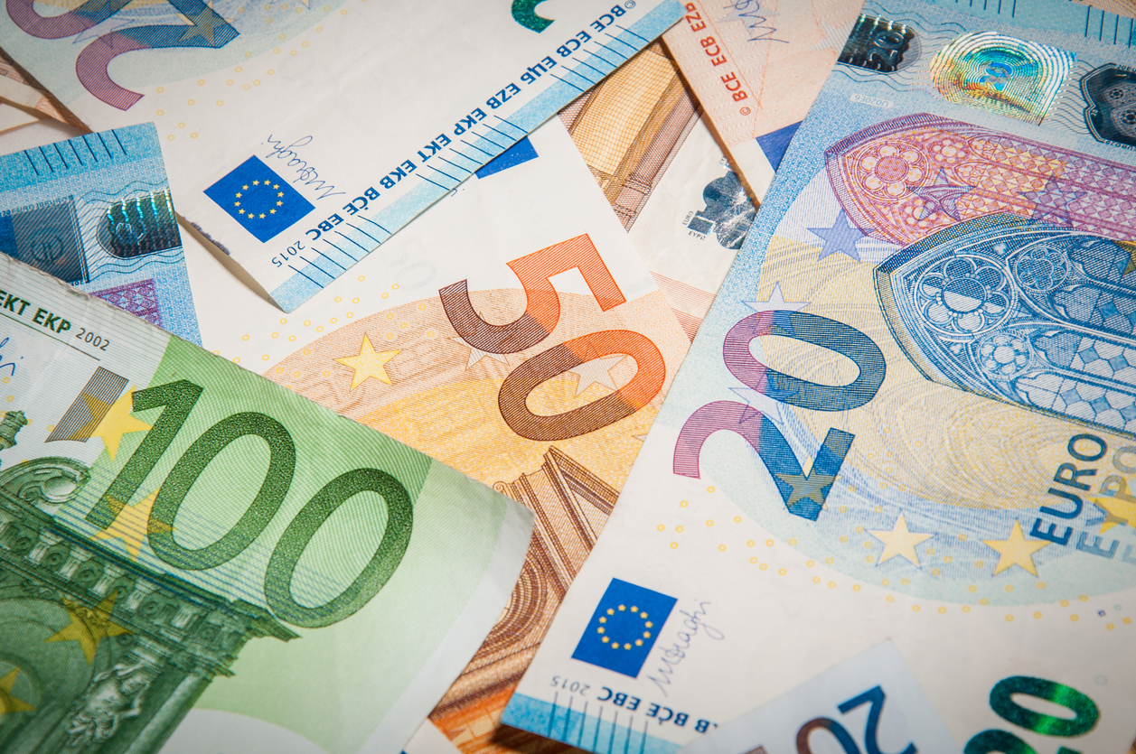 Gros plan sur un groupe de billets de banque en euros : 20 euros 50 euros 100 euros
