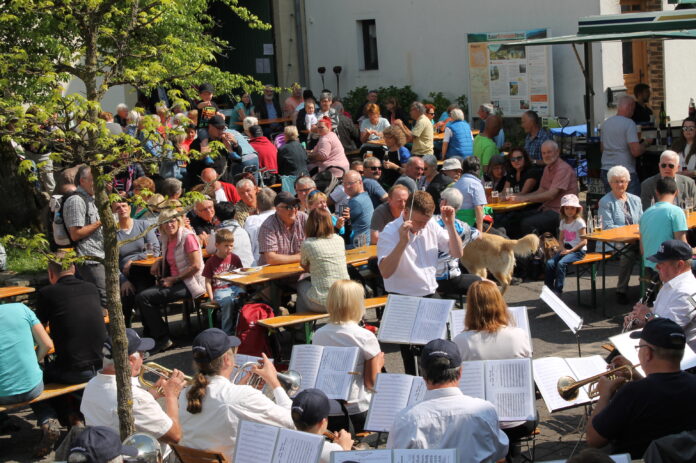 Maifest am Haus Saargau (Foto: Beatrix Leinen)