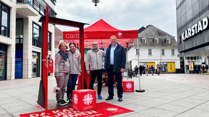 Jutta Anton-Wachall (Abteilungsleiterin der Caritas), Annika Johänntgen (Schuldnerberatung der Caritas), Matthias Tonnelier (Allgemeine Sozialberatung der Caritas), Michael Schley (Caritasdirektor) - Foto: Caritasverband für Saarbrücken und Umgebung e.V.