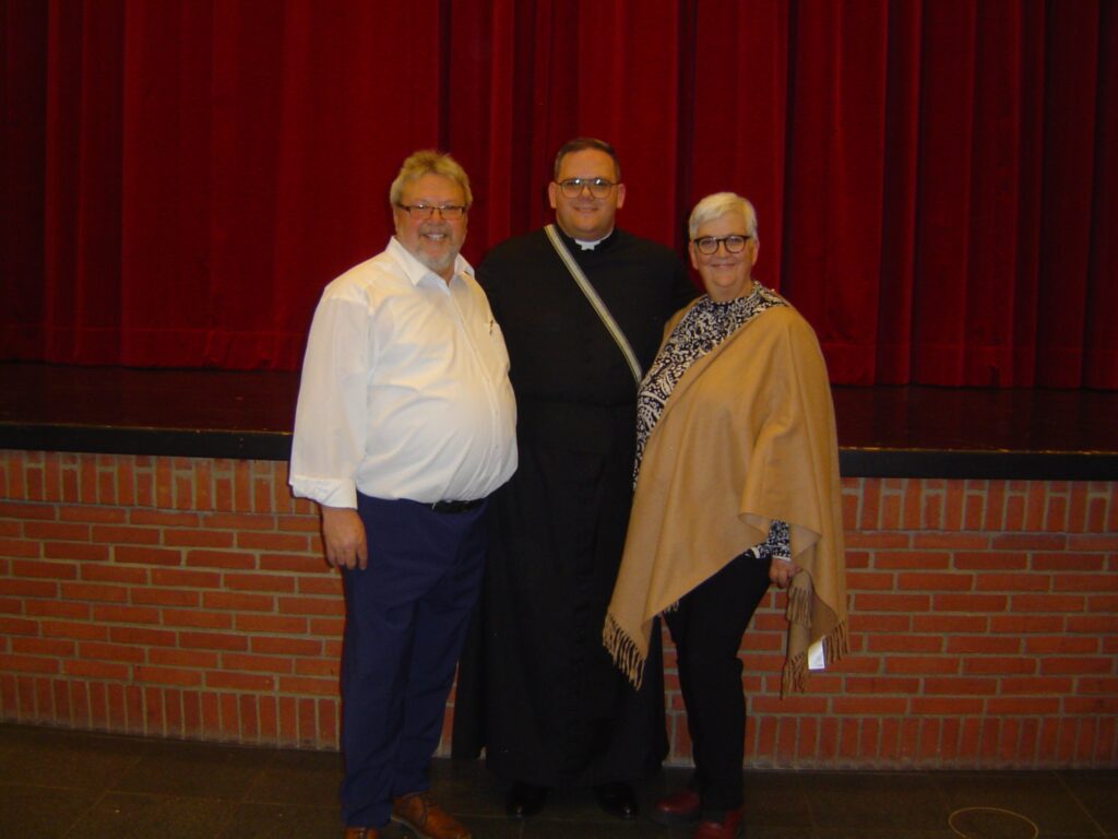 Cedric Latz mit seinen Eltern Anja und Horst Latz.