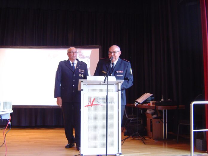 Verbandsvorsitzender Günter Burkholz (am Rednerpult) stellt German Eckert als neuen Beauftragten für die Ehrenabteilung vor. Foto: Manfred Koch