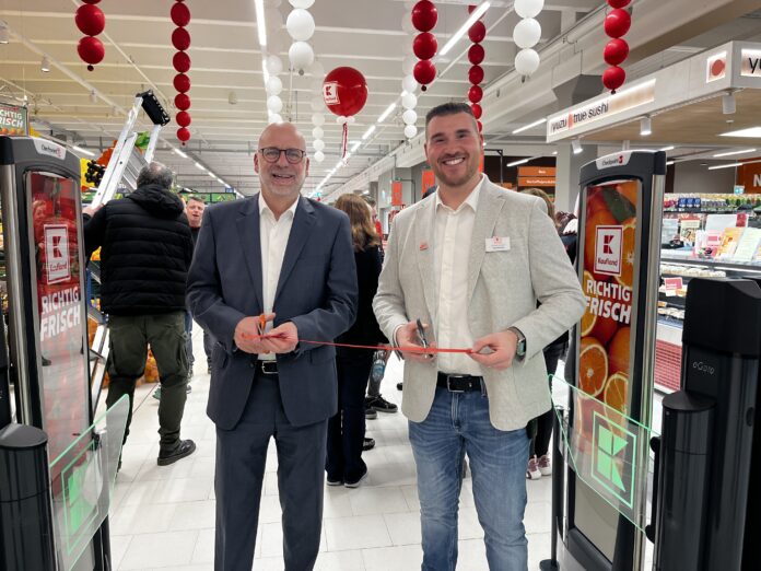 Oberbürgermeister Michael Forster (l) und Filialleiter Gerlando Scarpello beim Banddurchschnitt - Foto: Linda Barth